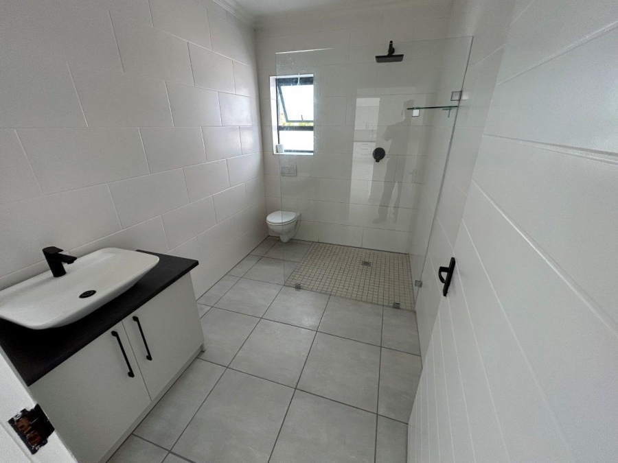 5 Bedroom Property for Sale in Wavecrest Eastern Cape